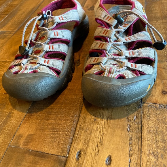 KEEN Hiking Sandal Shoes, Size 7.5, Waterproof, Women - Picture 5 of 7